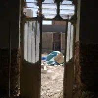 یک درب دولخت چوبی