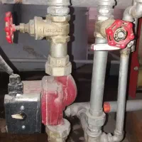 یک نفر اشنا به تاسیسات لوله کشی جوشکاری