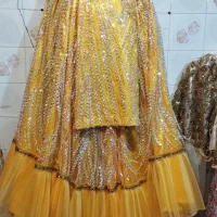 تعدادی لباس محلی به فروش می رسد