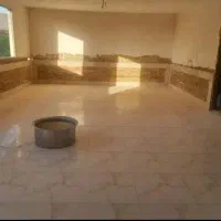 به یک نفر برای تمیز کردن خانه نوساخت