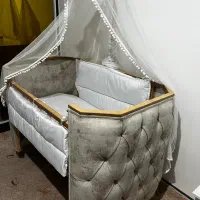 تخت کنار مادر