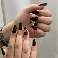 ناخن کار هستم برای کار در سالن