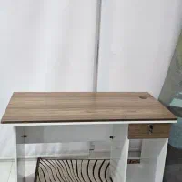 میز تحریر و کامپیوتر