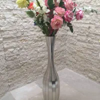 گلدان چوبی همراه گل مناسب پذیرایی