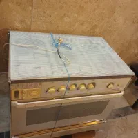 یک عدد یخچال فریزر پارس و یک عدد گاز سینجر