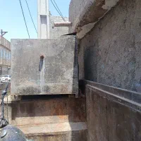 منبع آب و در با چهار چوب