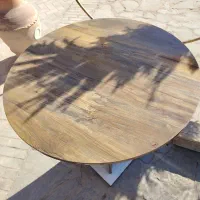 تعدادی میز کافه ای گرد