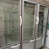 یک دستگاه یخچال بزرگ 2طرف شیشه تمام استیل سالم