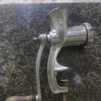 چرخ گوشتی ‌دستی‌ قدیمی
