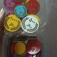 ساعت آموزشی. سکه های چوبی و کارت اعداد