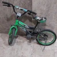 میز تحریر و دوچرخه