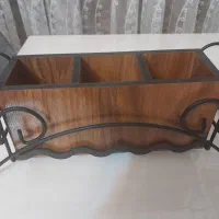 جا ملاقه ای یا جا قاشقی چوبی روی میزی نو
