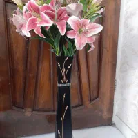 گلدان چوبی و گلهای لیلیوم