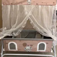 گهواره کنار تخت مادر به همراه آغوشی