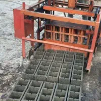 یک کارگر بلوک زن ماهر نیاز مندم