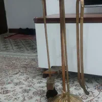 وسایل برنجی کنار شومینه