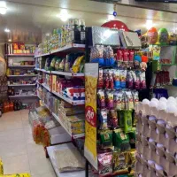 جویای کار در انبار فروشگاه مواد غذایی
