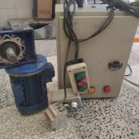 دینام سه فاز گیربکس داره با جعبه کلید فیوز داره