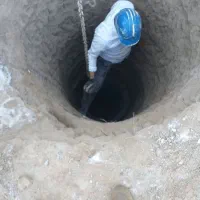 یک نفر کارگر ساده برای چاه کنی پی کنی