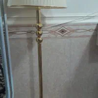 چراغ آباژور کنار مبایل