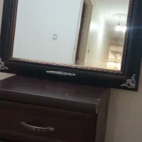 میزدو کشو با آینه قدی بلندومیزعسلی بقل تخت تخت
