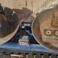 ترازوی قدیمی با تمام سنگ وزنه هاش