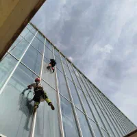 کار در ارتفاع شستشو نما و پیج رول پلاک