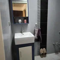 روشویی کابینت دار و اینه سالم همراه شیر