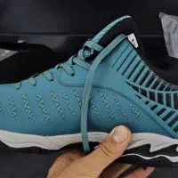 یه جفت کفش والیبال نو