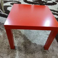 یک  چهار پایه چوبی هم مناسب زیر گلدانی، جلو مبلی