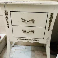 دو عددمیز کنار سالنی نیاز ب تعمیر