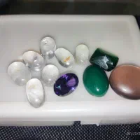 تعدادی نگین انگشتر با تعدادی تسبیح