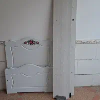 تخت خواب سفید به همراه پاتختی