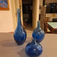 گلدان و المان شیشه ای آبی رنگی