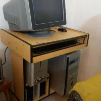 کامپیوتر و میز کامپیوتر