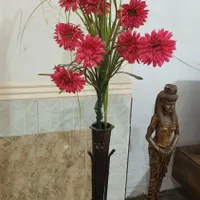 گل مصنوعی و طبیعی و کاپ کیک.