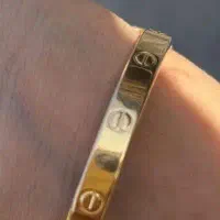 یک عدد دستبند طلا گم شده