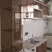 کابینت آشپزخانه فلزی سالم و تمیز، طرح چوب مشابه نو