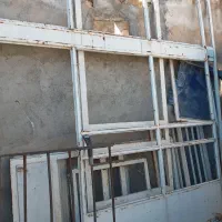 درب اتاق وپنجره آهنی