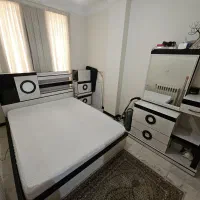 تخت خواب و توسر و اینه شمدان