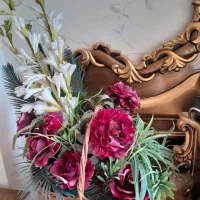 گل مصنوعی با سبد حصیری