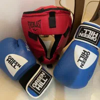 یک جفت دستکش بوکس و یک کلاه