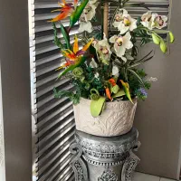 گلدان و گرامافون همراه با میزش|گل مصنوعی|همدان, |دیوار