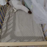 تخت کنار مادر
