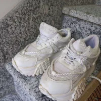 کتونی سفید بسیار زیبا