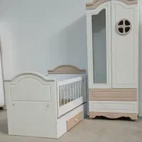 کمدو تخت کنار مادر