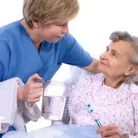 نیازمند پرستار جهت مراقبت ۲۴ ساعته از سالمند