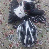 اسکیت کفشی در حد نو همراه با کلاه ایمنی|دوچرخه، اسکیت، اسکوتر|هشتگرد, فاز ۱ مهستان|دیوار