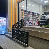 فروشنده خانم در فروشگاه آرایشی و بهداشتی