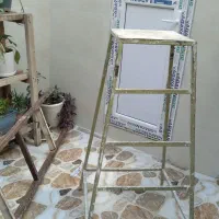 دوعدد چهارپایه آهنی